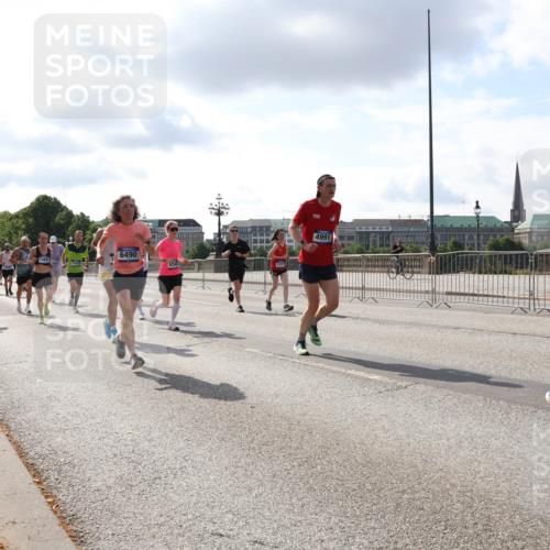 29.06.2025 - hella hamburg halbmarathon Lena Gebhardt http://msf.ph/oto/8420997 29.06.2025 09:51:42 Lombardsbrücke 6490, 14861, 4991, 10375, 1136, 1312, 1520, 1569, 1570, 1903, 1912, 1920, 1941, 2653, 2880, 2972, 3437, 3523, 3700, 4297, 4634, 4759, 4843, 4865, 4991, 4999, 5014, 5129, 5375, 5410, 6490, 6700, 6721, 6770, 6901, 7092, 7105, 7363, 7378, 7693, 7962, 8074, 8346, 8359, 8871, 8900, 9114, 9262, 9313, 9358, 9364, 9885, 10319, 10375, 10480, 10669, 10691, 10934, 11021, 11049, 11417, 11714, 11907, 11959, 12623, 12711, 14201 meine-sportfotos.de