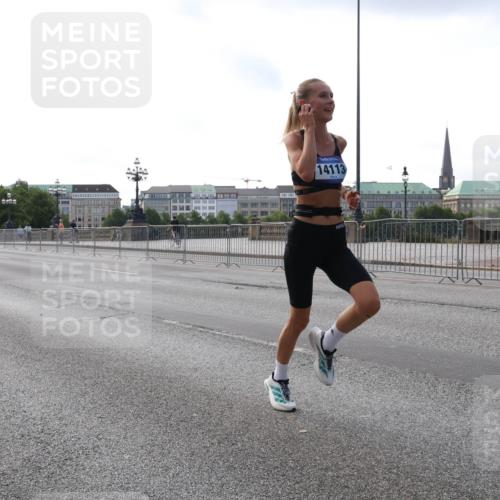 29.06.2025 - hella hamburg halbmarathon Lena Gebhardt http://msf.ph/oto/8421003 29.06.2025 09:42:16 Lombardsbrücke 14113, 1241, 2604, 2618, 2892, 6559, 7142, 7862, 10485, 11965, 13440, 13751, 14019, 14107, 14113, 14506, 15253, 16169, 17003, 17752, 18124, 18569, 18897 meine-sportfotos.de