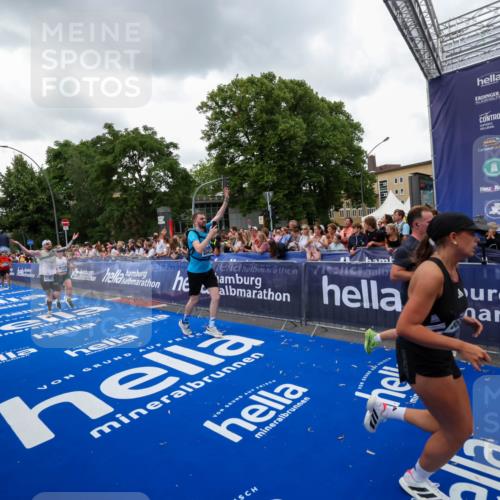 29.06.2025 - hella hamburg halbmarathon Zöllner http://msf.ph/oto/8421010 29.06.2025 10:53:31 Ziel 1061, 1499, 1727, 2070, 5866, 6198, 6629, 6942, 8651, 11068, 12909, 13912, 13997, 15497, 17710, 18450 meine-sportfotos.de