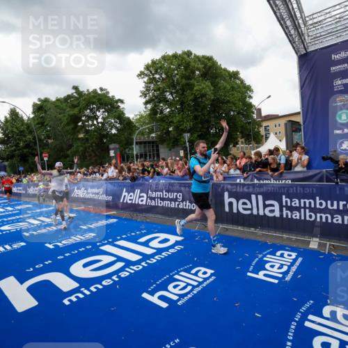 29.06.2025 - hella hamburg halbmarathon Zöllner http://msf.ph/oto/8421025 29.06.2025 10:53:31 Ziel 1061, 1499, 1727, 2070, 5866, 6198, 6629, 6942, 8651, 11068, 12909, 13912, 13997, 15497, 17710, 18450 meine-sportfotos.de