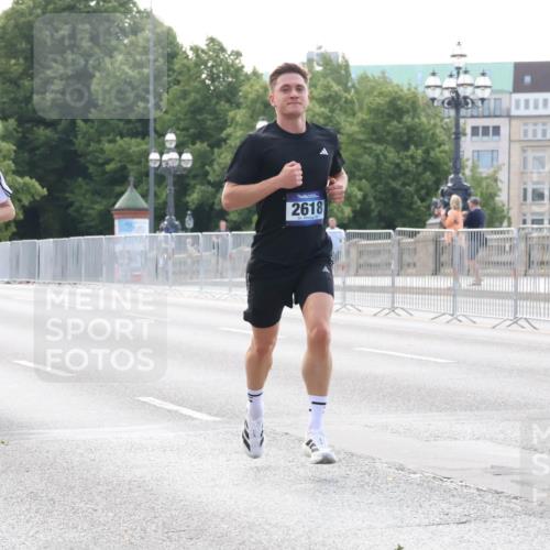 29.06.2025 - hella hamburg halbmarathon Lena Gebhardt http://msf.ph/oto/8421035 29.06.2025 09:42:17 Lombardsbrücke 15253, 2618, 1241, 2604, 2618, 2892, 6559, 7142, 7862, 10485, 11965, 13440, 13751, 14019, 14113, 14506, 15253, 16169, 17003, 17752, 18124, 18569, 18897 meine-sportfotos.de