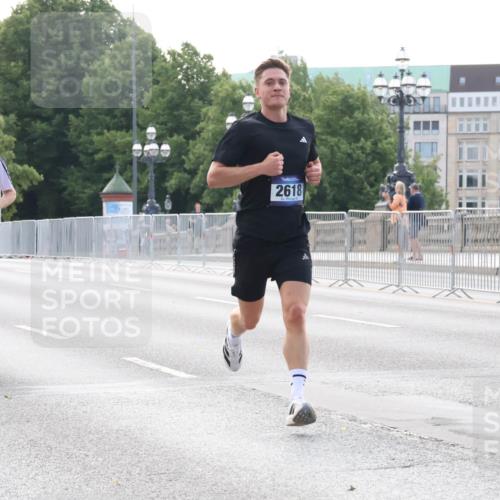 29.06.2025 - hella hamburg halbmarathon Lena Gebhardt http://msf.ph/oto/8421051 29.06.2025 09:42:17 Lombardsbrücke 15253, 2618, 1241, 2604, 2618, 2892, 6559, 7142, 7862, 10485, 11965, 13440, 13751, 14019, 14113, 14506, 15253, 16169, 17003, 17752, 18124, 18569, 18897 meine-sportfotos.de