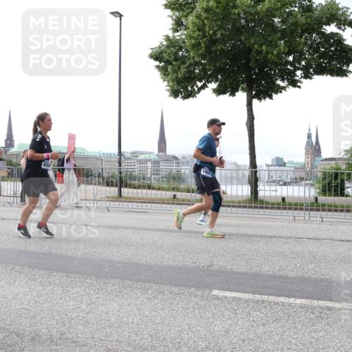 29.06.2025 - hella hamburg halbmarathon Lena Gebhardt http://msf.ph/oto/8421054 29.06.2025 10:42:52 Lombardsbrücke 10697, 1149, 1467, 1656, 1788, 1929, 1957, 1964, 1994, 2069, 2103, 2134, 2158, 2267, 2361, 2401, 2450, 2509, 2538, 2580, 2940, 2941, 2971, 3074, 3283, 3378, 3518, 3605, 3764, 3874, 4092, 4105, 4334, 4385, 4778, 5067, 5268, 5403, 5417, 5755, 5967, 6120, 6764, 7040, 7043, 7513, 7666, 8161, 8184, 8525, 8526, 8529, 8795, 8816, 8991, 9072, 9304, 9378, 9644, 9980, 10008, 10180, 10454, 10532, 10697, 11142, 11710, 12151, 12441, 13049, 13241 meine-sportfotos.de