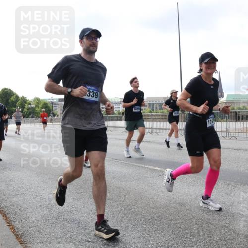 29.06.2025 - hella hamburg halbmarathon Lena Gebhardt http://msf.ph/oto/8421073 29.06.2025 10:05:48 Lombardsbrücke 9917, 339, 1099, 115, 1229, 1448, 1830, 1842, 1936, 1981, 2288, 2298, 2471, 2540, 2624, 3062, 3461, 3929, 4014, 4169, 4782, 5073, 5762, 6014, 7741, 8051, 8316, 8894, 8909, 9339, 9477, 9559, 9680, 9736, 9737, 9738, 9917, 10343, 10694, 10791, 10998, 11784, 11873, 11958, 12557, 13042, 13054, 13221, 14465, 14642, 14987, 15766, 15772, 16092, 16441, 16546, 16687, 17731, 17740, 17885, 18768, 18857, 18973, 19248 meine-sportfotos.de