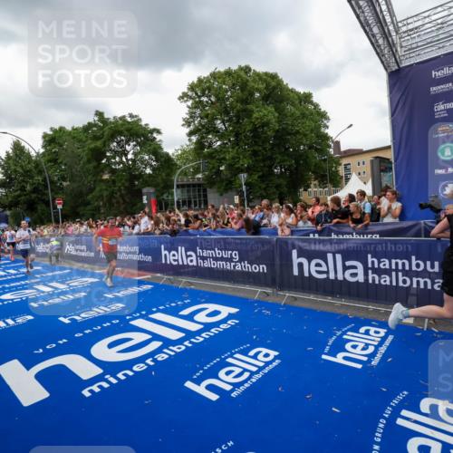 29.06.2025 - hella hamburg halbmarathon Zöllner http://msf.ph/oto/8421079 29.06.2025 10:53:33 Ziel 1030, 1061, 1098, 1499, 1783, 2070, 5866, 6198, 6628, 6629, 11068, 12909, 13912, 13997, 15113, 15497, 17710, 18450, 18612 meine-sportfotos.de