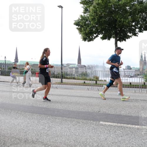 29.06.2025 - hella hamburg halbmarathon Lena Gebhardt http://msf.ph/oto/8421082 29.06.2025 10:42:52 Lombardsbrücke 1734, 1149, 1467, 1656, 1788, 1929, 1957, 1964, 1994, 2069, 2103, 2134, 2158, 2267, 2361, 2401, 2450, 2509, 2538, 2580, 2940, 2941, 2971, 3074, 3283, 3378, 3518, 3605, 3764, 3874, 4092, 4105, 4334, 4385, 4778, 5067, 5268, 5403, 5417, 5755, 5967, 6120, 6764, 7040, 7043, 7513, 7666, 8161, 8184, 8525, 8526, 8529, 8795, 8816, 8991, 9072, 9304, 9378, 9644, 9980, 10008, 10180, 10454, 10532, 10697, 11142, 11710, 12151, 12441, 13049, 13241 meine-sportfotos.de