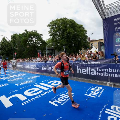 29.06.2025 - hella hamburg halbmarathon Zöllner http://msf.ph/oto/8421090 29.06.2025 10:31:43 Ziel 7793, 13606, 13617, 15835, 18102 meine-sportfotos.de