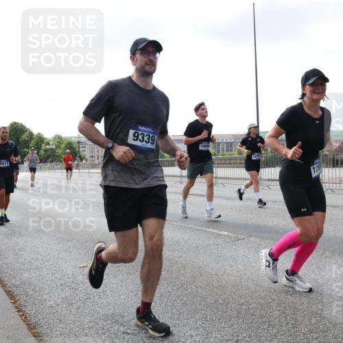 29.06.2025 - hella hamburg halbmarathon Lena Gebhardt http://msf.ph/oto/8421099 29.06.2025 10:05:48 Lombardsbrücke 9917, 9339, 10998, 1229, 1448, 1830, 1842, 1936, 1981, 2288, 2298, 2471, 2540, 2624, 3062, 3461, 3929, 4014, 4169, 4782, 5073, 5762, 6014, 7741, 8051, 8316, 8894, 8909, 9339, 9477, 9559, 9680, 9736, 9737, 9738, 9917, 10343, 10694, 10791, 10998, 11784, 11873, 11958, 12557, 13042, 13054, 13221, 14465, 14642, 14987, 15766, 15772, 16092, 16441, 16546, 16687, 17731, 17740, 17885, 18768, 18857, 18973, 19248 meine-sportfotos.de
