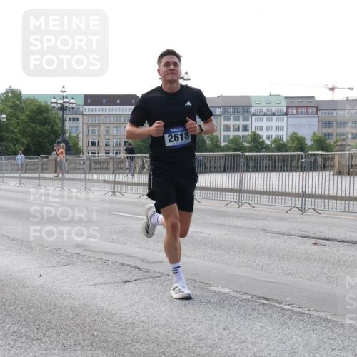 29.06.2025 - hella hamburg halbmarathon Lena Gebhardt http://msf.ph/oto/8421104 29.06.2025 09:42:18 Lombardsbrücke 5253, 2618, 1241, 2604, 2618, 2892, 6559, 7862, 10485, 11965, 13440, 13751, 14019, 14113, 14506, 15253, 16169, 17003, 17752, 18124, 18569, 18897 meine-sportfotos.de