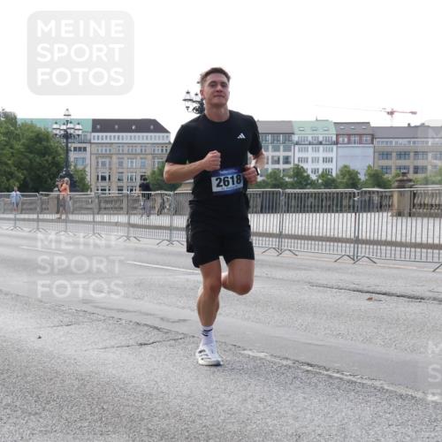 29.06.2025 - hella hamburg halbmarathon Lena Gebhardt http://msf.ph/oto/8421122 29.06.2025 09:42:19 Lombardsbrücke 5253, 2618, 1241, 2604, 2618, 2892, 6559, 7862, 10485, 11965, 13440, 13751, 14019, 14113, 14506, 15253, 16169, 16615, 17003, 17752, 18124, 18569, 18897 meine-sportfotos.de