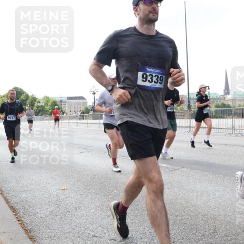 29.06.2025 - hella hamburg halbmarathon Lena Gebhardt http://msf.ph/oto/8421126 29.06.2025 10:05:48 Lombardsbrücke 5762, 9917, 9339, 1099, 119, 1229, 1448, 1830, 1842, 1936, 1981, 2288, 2298, 2471, 2540, 2624, 3062, 3461, 3929, 4014, 4169, 4782, 5073, 5762, 6014, 7741, 8051, 8316, 8894, 8909, 9339, 9477, 9559, 9680, 9736, 9737, 9738, 9917, 10343, 10694, 10791, 10998, 11784, 11873, 11958, 12557, 13042, 13054, 13221, 14465, 14642, 14987, 15766, 15772, 16092, 16441, 16546, 16687, 17731, 17740, 17885, 18768, 18857, 18973, 19248 meine-sportfotos.de