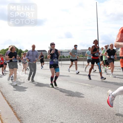 29.06.2025 - hella hamburg halbmarathon Lena Gebhardt http://msf.ph/oto/8421127 29.06.2025 10:18:29 Lombardsbrücke 18807, 922, 16828, 130, 1234, 1268, 1325, 1521, 1554, 1820, 1982, 2087, 2147, 2335, 2634, 2703, 2821, 2931, 3125, 3202, 3321, 3482, 3529, 3591, 3592, 3977, 4123, 4383, 4710, 4738, 4802, 4804, 5049, 5834, 5909, 5910, 6270, 6332, 6533, 7121, 7160, 7214, 7454, 7838, 7882, 7883, 8067, 8248, 8341, 8665, 9222, 9276, 9505, 9539, 9586, 9658, 9748, 9834, 9844, 10172, 10502, 10659, 10687, 10908, 12498, 12541, 12548, 12552, 12703, 13341 meine-sportfotos.de