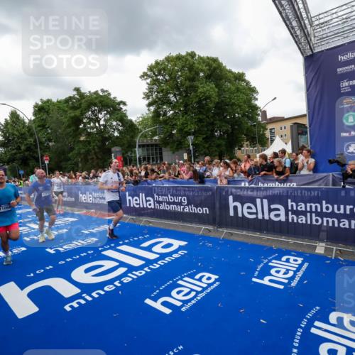 29.06.2025 - hella hamburg halbmarathon Zöllner http://msf.ph/oto/8421141 29.06.2025 10:53:35 Ziel 1030, 1061, 1098, 1499, 1783, 2070, 3399, 5866, 6628, 11068, 12909, 13912, 15113, 15497, 15856, 17710, 18450, 18612 meine-sportfotos.de