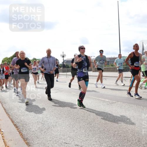 29.06.2025 - hella hamburg halbmarathon Lena Gebhardt http://msf.ph/oto/8421143 29.06.2025 10:18:30 Lombardsbrücke 18807, 15393, 92, 13933, 17283, 16828, 716, 1234, 1268, 1325, 1521, 1554, 1820, 1982, 2087, 2147, 2335, 2634, 2703, 2781, 2821, 3125, 3202, 3321, 3482, 3529, 3591, 3592, 3977, 4123, 4383, 4710, 4738, 4802, 4804, 5049, 5834, 5909, 5910, 6270, 6332, 6533, 7121, 7160, 7214, 7454, 7838, 7882, 7883, 8067, 8248, 8341, 8665, 9222, 9276, 9505, 9539, 9586, 9658, 9748, 9834, 9844, 10172, 10502, 10659, 10687, 10908, 12498, 12541, 12548, 12552, 12703, 13341 meine-sportfotos.de