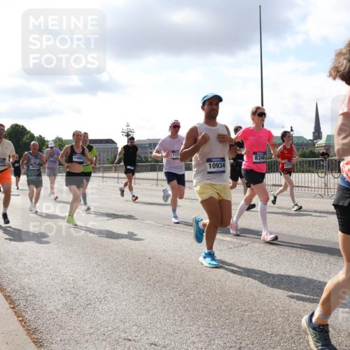 29.06.2025 - hella hamburg halbmarathon Lena Gebhardt http://msf.ph/oto/8421145 29.06.2025 09:51:43 Lombardsbrücke 092, 2653, 14861, 10934, 8346, 12711, 6490, 1136, 1312, 1353, 1520, 1569, 1570, 1903, 1912, 1920, 1941, 2653, 2880, 2972, 3437, 3523, 3700, 4297, 4634, 4759, 4843, 4865, 4991, 4999, 5014, 5129, 5375, 5410, 5987, 6490, 6700, 6721, 6770, 7092, 7105, 7185, 7363, 7378, 7693, 7962, 8074, 8346, 8359, 8871, 8900, 9114, 9313, 9358, 9364, 9885, 10319, 10375, 10480, 10669, 10691, 10934, 11021, 11049, 11417, 11714, 11959, 12623, 12711, 14201 meine-sportfotos.de