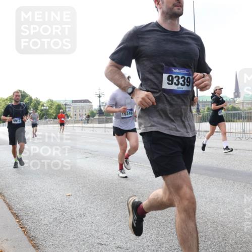 29.06.2025 - hella hamburg halbmarathon Lena Gebhardt http://msf.ph/oto/8421151 29.06.2025 10:05:48 Lombardsbrücke 5762, 9917, 19248, 9339, 1229, 1448, 1830, 1842, 1936, 1981, 2288, 2298, 2471, 2540, 2624, 3062, 3461, 3929, 4014, 4169, 4782, 5073, 5762, 6014, 7741, 8051, 8316, 8894, 8909, 9339, 9477, 9559, 9680, 9736, 9737, 9738, 9917, 10343, 10694, 10791, 10998, 11784, 11873, 11958, 12557, 13042, 13054, 13221, 14465, 14642, 14987, 15766, 15772, 16092, 16441, 16546, 16687, 17731, 17740, 17885, 18768, 18857, 18973, 19248 meine-sportfotos.de