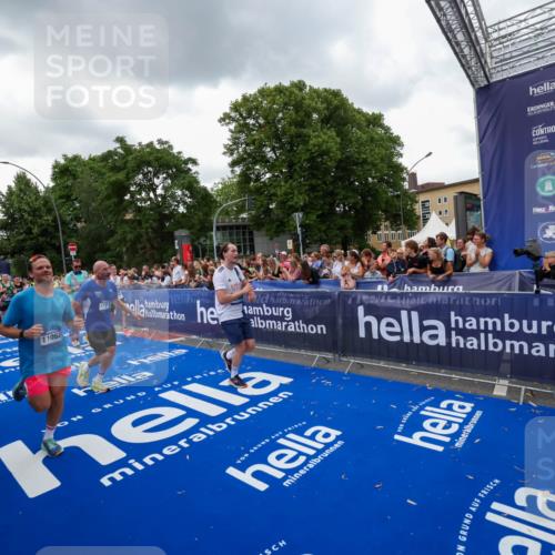 29.06.2025 - hella hamburg halbmarathon Zöllner http://msf.ph/oto/8421153 29.06.2025 10:53:36 Ziel 1030, 1061, 1098, 1499, 1502, 1783, 2070, 3399, 5866, 6628, 6762, 10549, 11068, 12909, 13912, 15113, 15497, 15856, 17710, 18450, 18612, 18666 meine-sportfotos.de