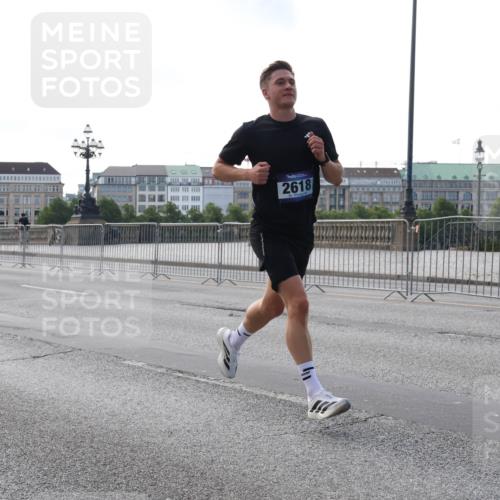 29.06.2025 - hella hamburg halbmarathon Lena Gebhardt http://msf.ph/oto/8421156 29.06.2025 09:42:19 Lombardsbrücke 2618, 1241, 2604, 2618, 2892, 6559, 7862, 10485, 11965, 13440, 13751, 14019, 14113, 14506, 15253, 16169, 16615, 17003, 17752, 18124, 18569, 18897 meine-sportfotos.de