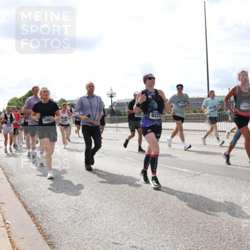 29.06.2025 - hella hamburg halbmarathon Lena Gebhardt http://msf.ph/oto/8421161 29.06.2025 10:18:30 Lombardsbrücke 1880, 15393, 18657, 9222, 13933, 17283, 16828, 7160, 133, 1234, 1268, 1325, 1521, 1554, 1820, 1982, 2087, 2147, 2335, 2634, 2703, 2781, 2821, 3125, 3202, 3321, 3482, 3529, 3591, 3592, 3977, 4123, 4383, 4710, 4738, 4802, 4804, 5049, 5834, 5909, 5910, 6270, 6332, 6533, 7121, 7160, 7214, 7454, 7838, 7882, 7883, 8067, 8248, 8341, 8665, 9222, 9276, 9505, 9539, 9586, 9658, 9748, 9834, 9844, 10172, 10502, 10659, 10687, 10908, 12498, 12541, 12548, 12552, 12703, 13341 meine-sportfotos.de
