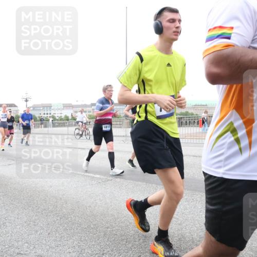 29.06.2025 - hella hamburg halbmarathon Lena Gebhardt http://msf.ph/oto/8421164 29.06.2025 10:52:33 Lombardsbrücke 9368, 1194, 18115, 1369, 1826, 2146, 2362, 2420, 2528, 2983, 3140, 3227, 3645, 4087, 4273, 4436, 4591, 4815, 5262, 5360, 6386, 6403, 6404, 6406, 6456, 6671, 6985, 7032, 7511, 7690, 7691, 7735, 7812, 8194, 8196, 8641, 9068, 9070, 9103, 9368, 9731, 10080, 10296, 10342, 10392, 10600, 10634, 10879, 10884, 10928, 10981, 11084, 11126, 11127, 11297, 11736, 11899, 11974, 12546, 12558, 12994, 14009 meine-sportfotos.de