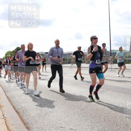 29.06.2025 - hella hamburg halbmarathon Lena Gebhardt http://msf.ph/oto/8421174 29.06.2025 10:18:30 Lombardsbrücke 18697, 18807, 14770, 1882, 921, 6270, 160, 16, 1334, 1234, 1268, 1325, 1521, 1554, 1820, 1982, 2087, 2147, 2335, 2634, 2703, 2781, 2821, 3125, 3202, 3321, 3482, 3529, 3591, 3592, 3977, 4123, 4383, 4710, 4738, 4802, 4804, 5049, 5834, 5909, 5910, 6270, 6332, 6533, 7121, 7160, 7214, 7454, 7838, 7882, 7883, 8067, 8248, 8341, 8665, 9222, 9276, 9505, 9539, 9586, 9658, 9748, 9834, 9844, 10172, 10502, 10659, 10687, 10908, 12498, 12541, 12548, 12552, 12703, 13341 meine-sportfotos.de