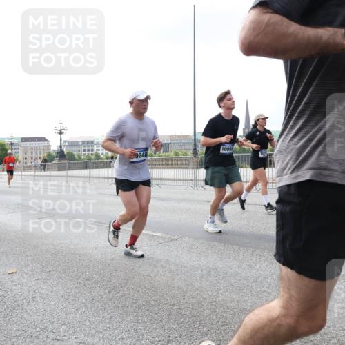 29.06.2025 - hella hamburg halbmarathon Lena Gebhardt http://msf.ph/oto/8421175 29.06.2025 10:05:49 Lombardsbrücke 10998, 9248, 1079, 9917, 933, 1229, 1448, 1830, 1842, 1936, 1981, 2288, 2298, 2471, 2540, 2624, 3062, 3461, 3929, 4014, 4169, 4542, 4782, 5073, 5762, 6014, 7741, 8051, 8316, 8894, 8909, 9339, 9477, 9680, 9736, 9737, 9738, 9917, 10343, 10694, 10791, 10998, 11784, 11873, 11958, 12557, 13042, 13054, 14465, 14642, 14987, 15766, 15772, 16092, 16441, 16546, 16687, 17731, 17740, 17885, 18768, 18857, 18973, 19248 meine-sportfotos.de