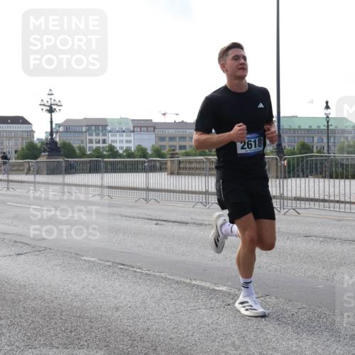 29.06.2025 - hella hamburg halbmarathon Lena Gebhardt http://msf.ph/oto/8421186 29.06.2025 09:42:19 Lombardsbrücke 2618, 1241, 2604, 2618, 2892, 6559, 7862, 10485, 11965, 13440, 13751, 14019, 14113, 14506, 15253, 16169, 16615, 17003, 17752, 18124, 18569, 18897 meine-sportfotos.de