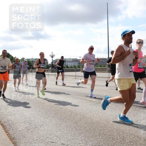 29.06.2025 - hella hamburg halbmarathon Lena Gebhardt http://msf.ph/oto/8421187 29.06.2025 09:51:44 Lombardsbrücke 14861, 174, 7092, 2653, 21, 1714, 8346, 1136, 1312, 1353, 1520, 1569, 1570, 1903, 1912, 1920, 1941, 2653, 2880, 2972, 3437, 3523, 3697, 3700, 4297, 4634, 4759, 4843, 4865, 4991, 4999, 5014, 5047, 5129, 5375, 5410, 5987, 6490, 6700, 6705, 6770, 7092, 7105, 7185, 7363, 7378, 7693, 7962, 8074, 8346, 8359, 8871, 8900, 9114, 9358, 9364, 9885, 10319, 10375, 10480, 10669, 10691, 10934, 11021, 11049, 11417, 11714, 11959, 12623, 12711, 14201 meine-sportfotos.de