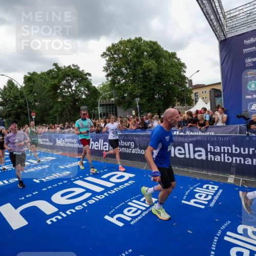 29.06.2025 - hella hamburg halbmarathon Zöllner http://msf.ph/oto/8421189 29.06.2025 10:53:37 Ziel 1030, 1061, 1098, 1499, 1502, 1783, 2070, 2630, 3399, 3819, 5866, 6628, 6762, 10549, 11068, 12632, 12909, 15113, 15497, 15856, 17710, 18450, 18612, 18666, 18715 meine-sportfotos.de