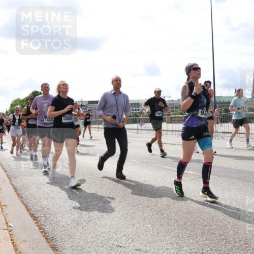 29.06.2025 - hella hamburg halbmarathon Lena Gebhardt http://msf.ph/oto/8421192 29.06.2025 10:18:30 Lombardsbrücke 18697, 92, 18825, 18807, 14770, 6828, 7160, 1234, 1268, 1325, 1521, 1554, 1820, 1982, 2087, 2147, 2335, 2634, 2703, 2781, 2821, 3125, 3202, 3321, 3482, 3529, 3591, 3592, 3977, 4123, 4383, 4710, 4738, 4802, 4804, 5049, 5834, 5909, 5910, 6270, 6332, 6533, 7121, 7160, 7214, 7454, 7838, 7882, 7883, 8067, 8248, 8341, 8665, 9222, 9276, 9505, 9539, 9586, 9658, 9748, 9834, 9844, 10172, 10502, 10659, 10687, 10908, 12498, 12541, 12548, 12552, 12703, 13341 meine-sportfotos.de