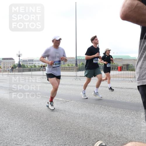 29.06.2025 - hella hamburg halbmarathon Lena Gebhardt http://msf.ph/oto/8421202 29.06.2025 10:05:49 Lombardsbrücke 9917, 19248, 10998, 1229, 1448, 1830, 1842, 1936, 1981, 2288, 2298, 2471, 2540, 2624, 3062, 3461, 3929, 4014, 4169, 4542, 4782, 5073, 5762, 6014, 7741, 8051, 8316, 8894, 8909, 9339, 9477, 9680, 9736, 9737, 9738, 9917, 10343, 10694, 10791, 10998, 11784, 11873, 11958, 12557, 13042, 13054, 14465, 14642, 14987, 15766, 15772, 16092, 16441, 16546, 16687, 17731, 17740, 17885, 18768, 18857, 18973, 19248 meine-sportfotos.de