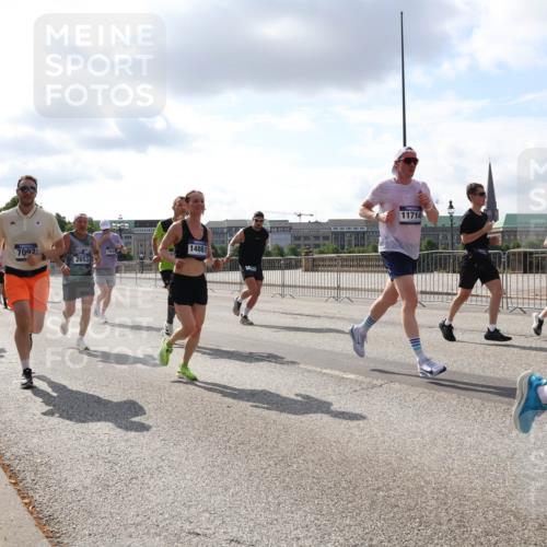 29.06.2025 - hella hamburg halbmarathon Lena Gebhardt http://msf.ph/oto/8421204 29.06.2025 09:51:44 Lombardsbrücke 1740, 7092, 1031, 14861, 2653, 11714, 12711, 10934, 1136, 1312, 1353, 1520, 1569, 1570, 1903, 1912, 1920, 1941, 2653, 2880, 2972, 3437, 3523, 3697, 3700, 4297, 4634, 4759, 4843, 4865, 4991, 4999, 5014, 5047, 5129, 5375, 5410, 5987, 6490, 6700, 6705, 6770, 7092, 7105, 7185, 7363, 7378, 7693, 7962, 8074, 8346, 8359, 8871, 8900, 9114, 9358, 9364, 9885, 10319, 10375, 10480, 10669, 10691, 10934, 11021, 11049, 11417, 11714, 11959, 12623, 12711, 14201 meine-sportfotos.de