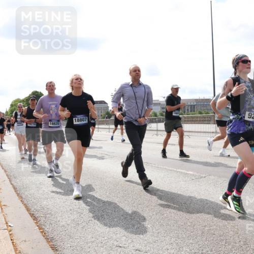 29.06.2025 - hella hamburg halbmarathon Lena Gebhardt http://msf.ph/oto/8421208 29.06.2025 10:18:30 Lombardsbrücke 1869, 8067, 4770, 6270, 18825, 18807, 92, 1234, 1268, 1325, 1521, 1554, 1820, 1982, 2087, 2147, 2335, 2634, 2703, 2781, 2821, 3125, 3202, 3321, 3482, 3529, 3591, 3592, 3977, 4123, 4383, 4710, 4738, 4802, 4804, 5049, 5834, 5909, 5910, 6270, 6332, 6533, 7121, 7160, 7214, 7454, 7838, 7882, 7883, 8067, 8248, 8341, 8665, 9222, 9276, 9505, 9539, 9586, 9658, 9748, 9834, 9844, 10172, 10502, 10659, 10687, 10908, 12498, 12541, 12548, 12552, 12703, 13341 meine-sportfotos.de
