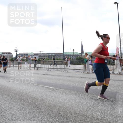 29.06.2025 - hella hamburg halbmarathon Lena Gebhardt http://msf.ph/oto/8421209 29.06.2025 10:42:53 Lombardsbrücke 16612, 161, 14126, 1149, 1467, 1656, 1788, 1957, 1964, 1994, 2069, 2103, 2134, 2158, 2267, 2361, 2401, 2450, 2509, 2538, 2580, 2940, 2941, 2971, 3074, 3283, 3378, 3518, 3764, 3874, 4092, 4105, 4334, 4385, 4778, 5067, 5268, 5403, 5417, 5610, 5755, 5967, 6120, 6764, 7040, 7043, 7461, 7513, 8161, 8184, 8525, 8526, 8529, 8795, 8816, 8991, 9072, 9304, 9378, 9644, 9980, 10008, 10180, 10454, 10697, 11142, 11710, 12151, 12441, 13049, 13241 meine-sportfotos.de
