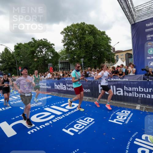 29.06.2025 - hella hamburg halbmarathon Zöllner http://msf.ph/oto/8421211 29.06.2025 10:53:37 Ziel 1030, 1061, 1098, 1499, 1502, 1783, 2070, 2630, 3399, 3819, 5866, 6628, 6762, 10549, 11068, 12632, 12909, 15113, 15497, 15856, 17710, 18450, 18612, 18666, 18715 meine-sportfotos.de
