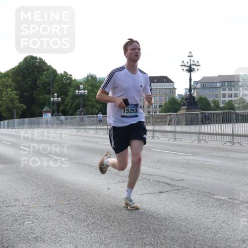 29.06.2025 - hella hamburg halbmarathon Lena Gebhardt http://msf.ph/oto/8421220 29.06.2025 09:42:20 Lombardsbrücke 15253, 100, 1241, 2604, 2618, 2892, 6559, 7862, 10468, 10485, 11965, 13440, 13751, 14019, 14113, 14506, 15253, 16169, 16615, 17003, 17752, 18124, 18569, 18897 meine-sportfotos.de
