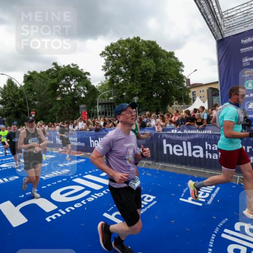 29.06.2025 - hella hamburg halbmarathon Zöllner http://msf.ph/oto/8421229 29.06.2025 10:53:38 Ziel 1030, 1061, 1098, 1499, 1502, 1783, 2070, 2630, 3399, 3819, 5866, 6628, 6762, 10549, 12632, 13865, 15061, 15113, 15497, 15856, 17710, 18450, 18612, 18666, 18715 meine-sportfotos.de