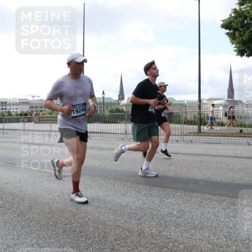 29.06.2025 - hella hamburg halbmarathon Lena Gebhardt http://msf.ph/oto/8421230 29.06.2025 10:05:49 Lombardsbrücke 19248, 1229, 1448, 1830, 1842, 1936, 1981, 2288, 2298, 2471, 2540, 2624, 3062, 3461, 3929, 4014, 4169, 4542, 4782, 5073, 5762, 6014, 7741, 8051, 8316, 8894, 8909, 9339, 9477, 9680, 9736, 9737, 9738, 9917, 10343, 10694, 10791, 10998, 11784, 11873, 11958, 12557, 13042, 13054, 14465, 14642, 14987, 15766, 15772, 16092, 16441, 16546, 16687, 17731, 17740, 17885, 18768, 18857, 18973, 19248 meine-sportfotos.de