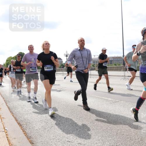 29.06.2025 - hella hamburg halbmarathon Lena Gebhardt http://msf.ph/oto/8421231 29.06.2025 10:18:30 Lombardsbrücke 14770, 18825, 18807, 6270, 1869, 9221, 1234, 1268, 1325, 1521, 1554, 1820, 1982, 2087, 2147, 2335, 2634, 2703, 2781, 2821, 3125, 3202, 3321, 3482, 3529, 3591, 3592, 3977, 4123, 4383, 4710, 4738, 4802, 4804, 5049, 5834, 5909, 5910, 6270, 6332, 6533, 7121, 7160, 7214, 7454, 7838, 7882, 7883, 8067, 8248, 8341, 8665, 9222, 9276, 9505, 9539, 9586, 9658, 9748, 9834, 9844, 10172, 10502, 10659, 10687, 10908, 12498, 12541, 12548, 12552, 12703, 13341 meine-sportfotos.de