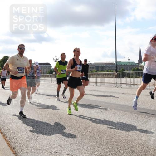29.06.2025 - hella hamburg halbmarathon Lena Gebhardt http://msf.ph/oto/8421232 29.06.2025 09:51:44 Lombardsbrücke 1740, 7092, 2653, 15932, 1861, 117, 127, 1136, 1312, 1353, 1520, 1569, 1570, 1903, 1912, 1920, 1941, 2653, 2880, 2972, 3437, 3523, 3697, 3700, 4297, 4634, 4759, 4843, 4865, 4991, 4999, 5014, 5047, 5129, 5375, 5410, 5987, 6490, 6700, 6705, 6770, 7092, 7105, 7185, 7363, 7378, 7693, 7962, 8074, 8346, 8359, 8871, 8900, 9114, 9358, 9364, 9885, 10319, 10375, 10480, 10669, 10691, 10934, 11021, 11049, 11417, 11714, 11959, 12623, 12711, 14201 meine-sportfotos.de
