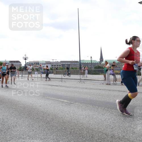 29.06.2025 - hella hamburg halbmarathon Lena Gebhardt http://msf.ph/oto/8421235 29.06.2025 10:42:53 Lombardsbrücke 1412, 16612, 173, 1149, 1467, 1656, 1788, 1957, 1964, 1994, 2069, 2103, 2134, 2158, 2267, 2361, 2401, 2450, 2509, 2538, 2580, 2940, 2941, 2971, 3074, 3283, 3378, 3518, 3764, 3874, 4092, 4105, 4334, 4385, 4778, 5067, 5268, 5403, 5417, 5610, 5755, 5967, 6120, 6764, 7040, 7043, 7461, 7513, 8161, 8184, 8525, 8526, 8529, 8795, 8816, 8991, 9072, 9304, 9378, 9644, 9980, 10008, 10180, 10454, 10697, 11142, 11710, 12151, 12441, 13049, 13241 meine-sportfotos.de