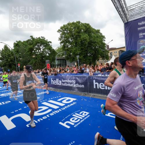 29.06.2025 - hella hamburg halbmarathon Zöllner http://msf.ph/oto/8421242 29.06.2025 10:53:38 Ziel 1030, 1061, 1098, 1499, 1502, 1783, 2070, 2630, 3399, 3819, 5866, 6628, 6762, 10549, 12632, 13865, 15061, 15113, 15497, 15856, 17710, 18450, 18612, 18666, 18715 meine-sportfotos.de