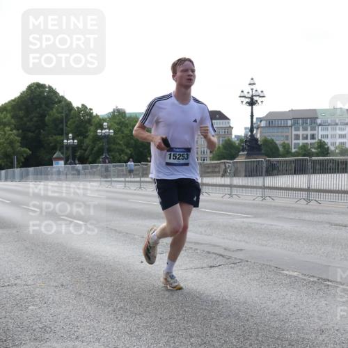 29.06.2025 - hella hamburg halbmarathon Lena Gebhardt http://msf.ph/oto/8421243 29.06.2025 09:42:20 Lombardsbrücke 15253, 1241, 2604, 2618, 2892, 6559, 7862, 10468, 10485, 11965, 13440, 13751, 14019, 14113, 14506, 15253, 16169, 16615, 17003, 17752, 18124, 18569, 18897 meine-sportfotos.de