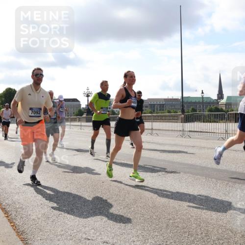 29.06.2025 - hella hamburg halbmarathon Lena Gebhardt http://msf.ph/oto/8421246 29.06.2025 09:51:44 Lombardsbrücke 15932, 7092, 4861, 117, 1136, 1312, 1353, 1520, 1569, 1570, 1903, 1912, 1920, 1941, 2653, 2880, 2972, 3437, 3523, 3697, 3700, 4297, 4634, 4759, 4843, 4865, 4991, 4999, 5014, 5047, 5129, 5375, 5410, 5987, 6490, 6700, 6705, 6770, 7092, 7105, 7185, 7363, 7378, 7693, 7962, 8074, 8346, 8359, 8871, 8900, 9114, 9358, 9364, 9885, 10319, 10375, 10480, 10669, 10691, 10934, 11021, 11049, 11417, 11714, 11959, 12623, 12711, 14201 meine-sportfotos.de