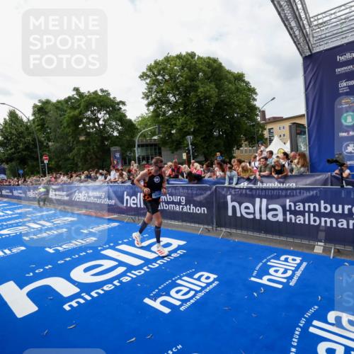 29.06.2025 - hella hamburg halbmarathon Zöllner http://msf.ph/oto/8421255 29.06.2025 10:31:49 Ziel 5187, 11929, 18102 meine-sportfotos.de