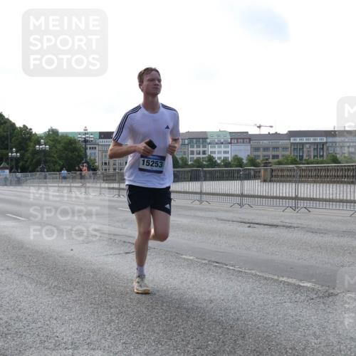 29.06.2025 - hella hamburg halbmarathon Lena Gebhardt http://msf.ph/oto/8421263 29.06.2025 09:42:20 Lombardsbrücke 15253, 1241, 2604, 2618, 2892, 6559, 7862, 10468, 10485, 11965, 13440, 13751, 14019, 14113, 14506, 15253, 16169, 16615, 17003, 17752, 18124, 18569, 18897 meine-sportfotos.de