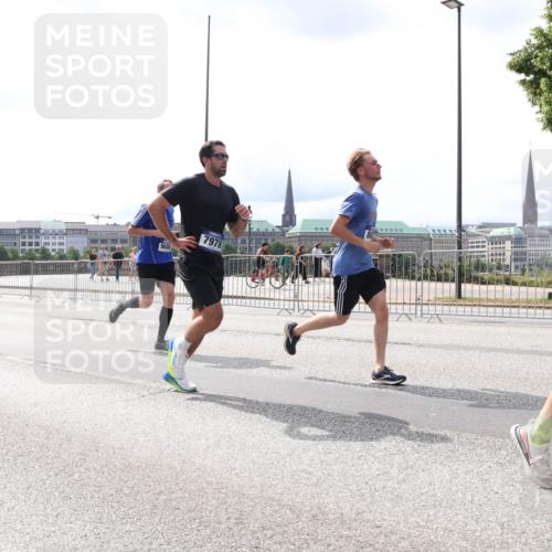29.06.2025 - hella hamburg halbmarathon Lena Gebhardt http://msf.ph/oto/8421267 29.06.2025 10:27:43 Lombardsbrücke 9688, 7978, 33, 1148, 2080, 2775, 3389, 4372, 5177, 5285, 5825, 5847, 6214, 7497, 7764, 7944, 7978, 8085, 9567, 9688, 10158, 10412, 10413, 11256, 11692, 11739, 11766, 12500, 12823, 13043, 13860, 14206, 15607, 16569, 16804, 16838, 17427, 17791, 18012, 18097, 18301, 18626, 18766 meine-sportfotos.de