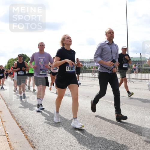 29.06.2025 - hella hamburg halbmarathon Lena Gebhardt http://msf.ph/oto/8421268 29.06.2025 10:18:31 Lombardsbrücke 14770, 18825, 1393, 1539, 18807, 18697, 17283, 1234, 1268, 1325, 1521, 1554, 1820, 1982, 2087, 2147, 2335, 2634, 2703, 2781, 2821, 3125, 3202, 3321, 3482, 3529, 3591, 3592, 3977, 4123, 4383, 4710, 4738, 4802, 4804, 5049, 5834, 5909, 5910, 6270, 6332, 6533, 7121, 7160, 7214, 7454, 7838, 7882, 7883, 8067, 8248, 8341, 8665, 9222, 9276, 9505, 9539, 9586, 9658, 9748, 9834, 9844, 10172, 10502, 10659, 10687, 10908, 12498, 12541, 12548, 12552, 12703, 13341 meine-sportfotos.de