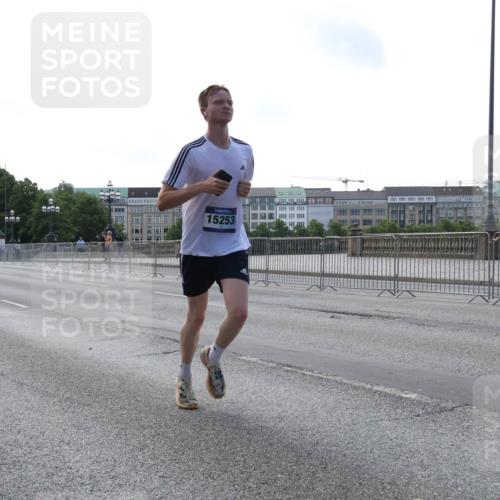 29.06.2025 - hella hamburg halbmarathon Lena Gebhardt http://msf.ph/oto/8421276 29.06.2025 09:42:21 Lombardsbrücke 15253, 1241, 2604, 2618, 2892, 6559, 7862, 10468, 10485, 11965, 13440, 13751, 14019, 14113, 14506, 15253, 16169, 16615, 17003, 17752, 18124, 18569, 18897 meine-sportfotos.de
