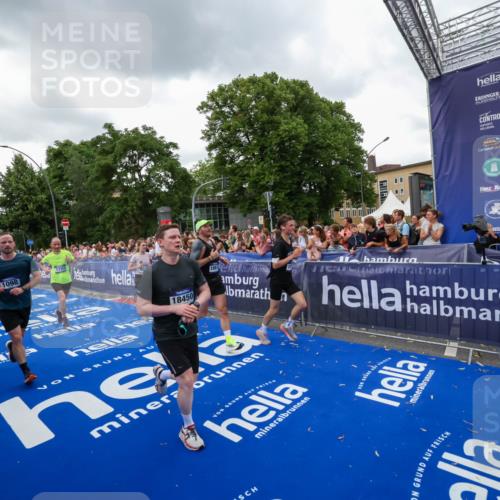 29.06.2025 - hella hamburg halbmarathon Zöllner http://msf.ph/oto/8421279 29.06.2025 10:53:39 Ziel 1030, 1061, 1098, 1499, 1502, 1783, 2058, 2070, 2630, 3399, 3819, 6628, 6762, 10549, 11604, 12632, 13865, 15061, 15113, 15497, 15856, 16092, 18143, 18450, 18612, 18666, 18715 meine-sportfotos.de